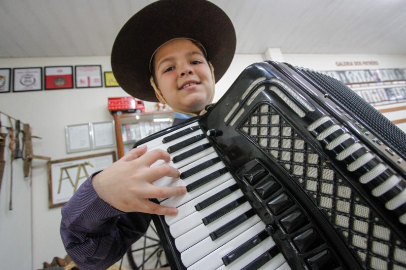 Gustavo j&aacute; levou mais de 20 trof&eacute;us para casa gra&ccedil;as ao talento na gaita – Foto: Leo Munhoz/ND