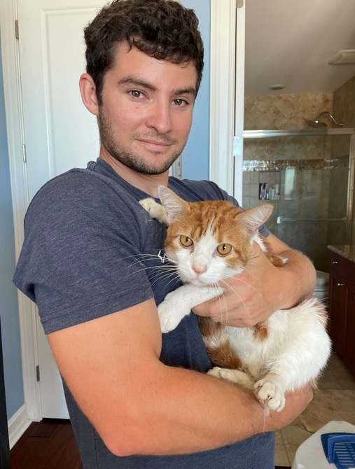 Homem adotou o gato resgatado – Foto: Internet/Reprodu&ccedil;&atilde;o