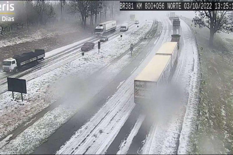 Rodovia Fern&atilde;o Dias ficou coberta de gelo ap&oacute;s chuva de granizo. &mdash; Foto: Arteris Fern&atilde;o Dias/Reprodu&ccedil;&atilde;o/ND