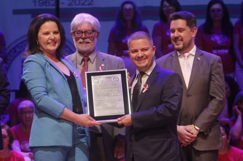 A professora Gilmara Raquel Wessler, premiada por Bra&ccedil;o do Norte, Osvaldir Ramos, Mauricio Fernandes e Vitor Fungaro – Foto: Leo Munhoz/ND