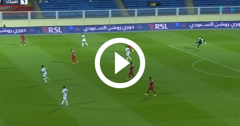 Goleiro dá chutão e marca gol inacreditável no Campeonato Árabe