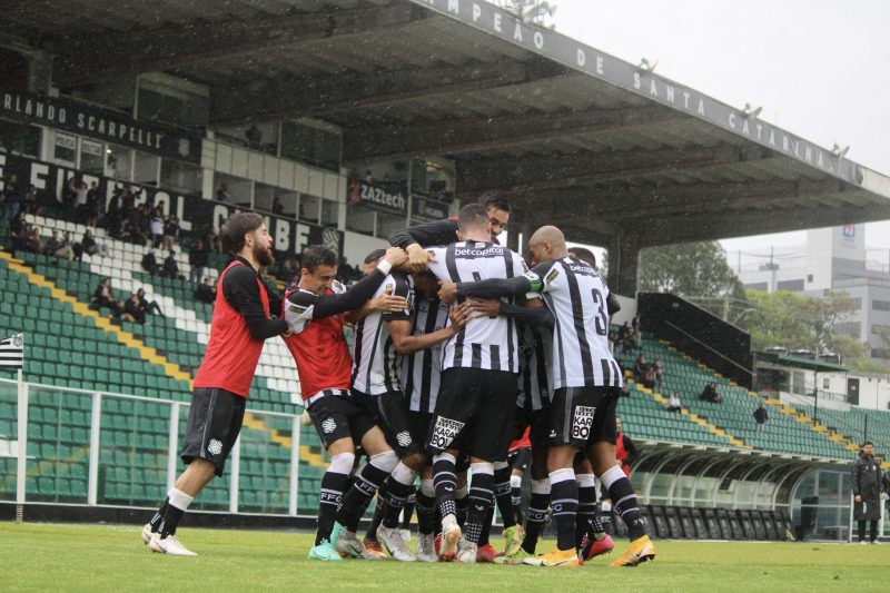 Jogadores do Figueirense comemoram o gol de Gustavo Henrique – Foto: Patrick Floriani/FFC/ND