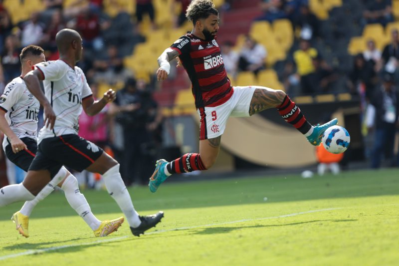 Gabigol completa o cruzamento de &Eacute;verton Ribeiro para fazer o gol do t&iacute;tulo – Foto: Gilvan de Souza/C.R Flamengo/ND