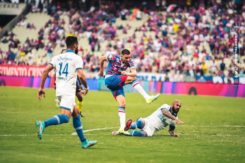 Thiago Galhardo chuta para fazer o primeiro gol do Fortaleza