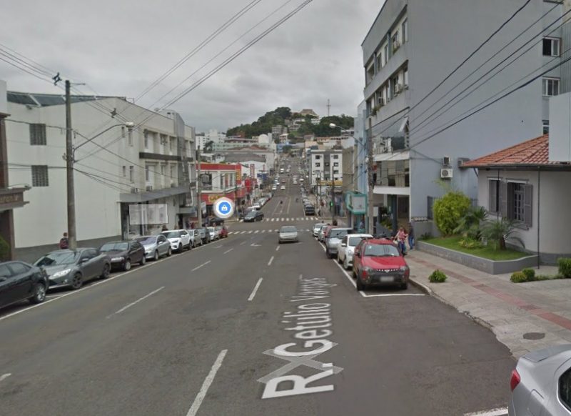 O homem foi atingido por um tiro na perna, no Centro de Conc&oacute;rdia. &mdash; Foto: Google Maps/Reprodu&ccedil;&atilde;o/ND