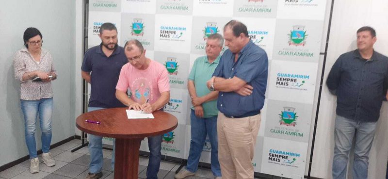 Assinatura do conv&ecirc;nio para in&iacute;cio das obras em Guaramirim – Foto: Darlene Martins/NDTV