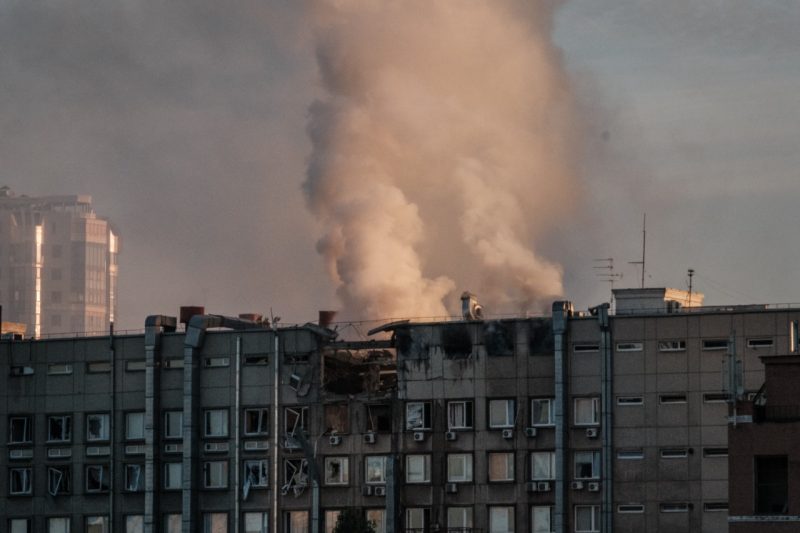 Pr&eacute;dio parcialmente destru&iacute;do em Kiev, ap&oacute;s bombardeio em 17 de outubro de 2022 – Foto: Yasuyoshi CHIBA/AFP