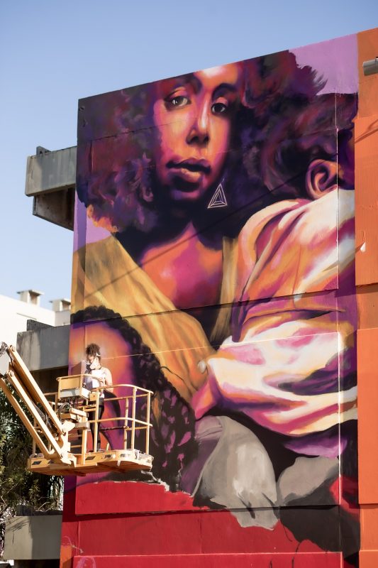 Roxo, amarelo e laranja s&atilde;o cores marcantes no trabalho de Gugie – Foto: Mariana Caldas/Divulga&ccedil;&atilde;o/ND