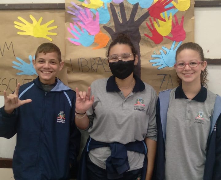 Incentivo ao ensino das Libras movimenta comunidade escolar em Joinville