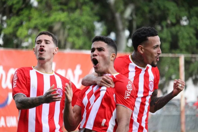 Giovani Albuquerque (ao centro) marcou o gol da vitória do Hercílio Luz 