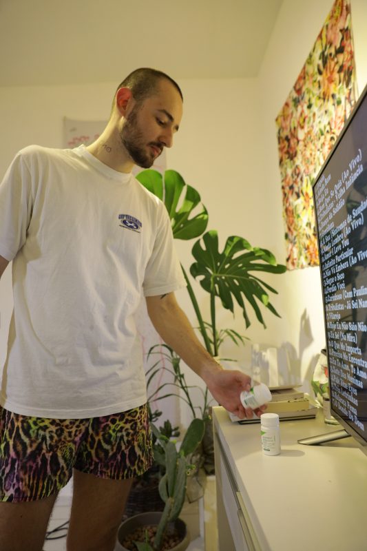 Atualmente, Eduardx toma dois tipos de comprimidos para o HIV – Foto: Carlos Jr/ND