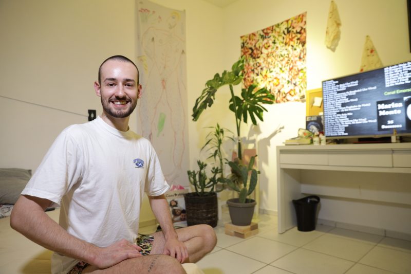 Para o joinvilense, falar sobre o HIV de forma natural faz com que as pessoas se sintam abertas para tirar d&uacute;vidas e desmistifica aquela imagem antiga sobre o v&iacute;rus – Foto: Carlos Jr/ND