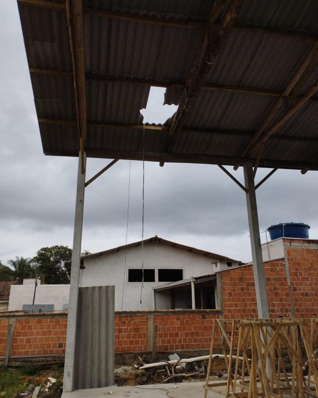 Homem caiu de um telhado – Foto: Bombeiros Volunt&aacute;rios de S&atilde;o Francisco do Sul/Divulga&ccedil;&atilde;o