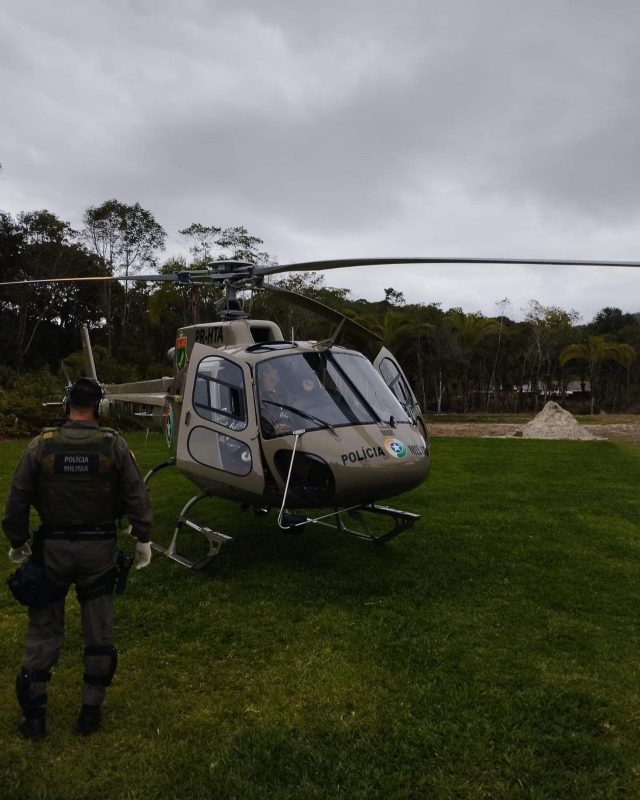 Jovem foi levado ao hospital pelo helic&oacute;ptero &Aacute;guia da PM – Foto: Bombeiros Volunt&aacute;rios de S&atilde;o Francisco do Sul/Divulga&ccedil;&atilde;o