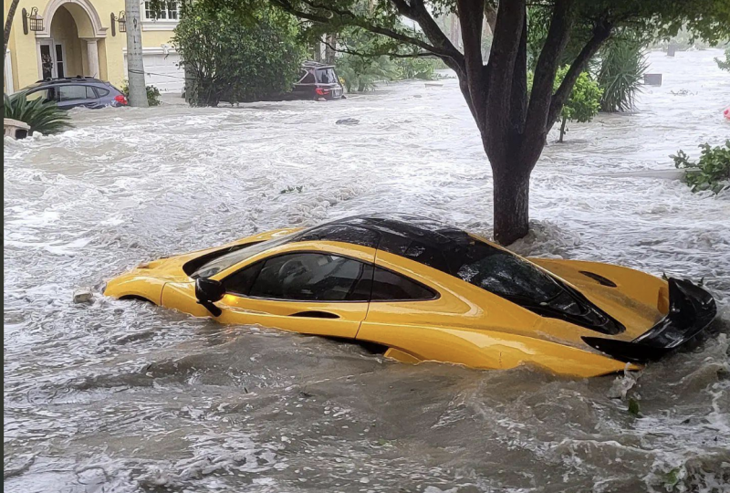 Entre os estragos, uma imagem que circula nas redes sociais mostra um McLaren P1 nas &aacute;guas da inunda&ccedil;&atilde;o em Naples – Foto: Twitter/Reprodu&ccedil;&atilde;o/ND