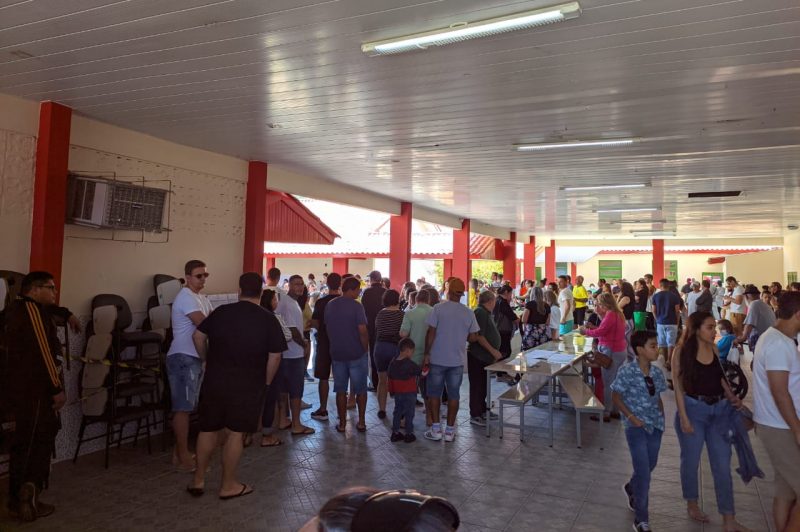 Foto mostra centenas de pessoas no pátio da escola. Imagem ilustra notícia sobre diferença de 125% nas mensalidades escolares de São José