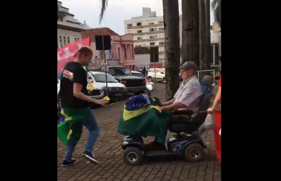 Idoso tenta atropelar eleitores – Foto: Reprodu&ccedil;&atilde;o/Twitter/ND