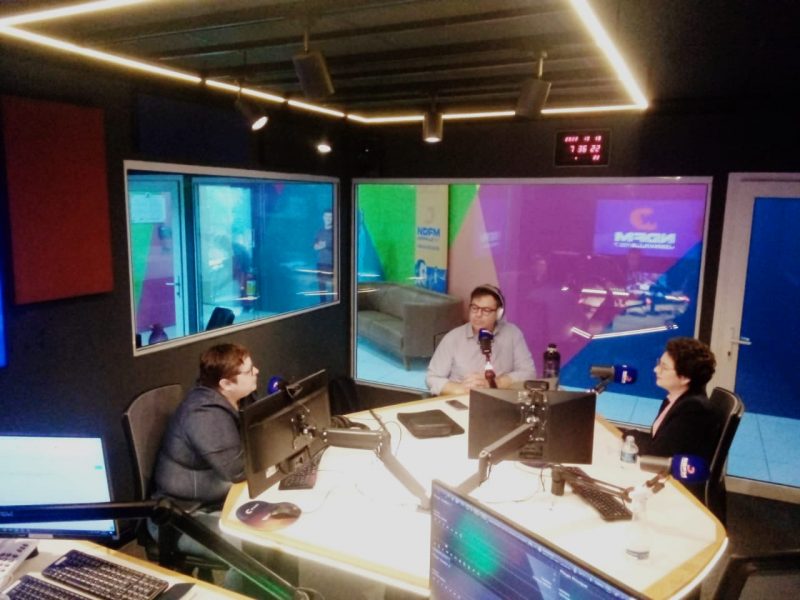 GIRO ND – Matheus Furlan e as irm&atilde;s Renata e Bruna F&eacute;o Bozza no Est&uacute;dios da R&aacute;dio NDFM Joinville