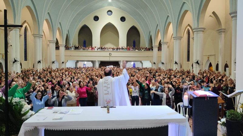 Missas do padre Jo&atilde;o Bachmann s&atilde;o marcadas por igreja lotada – Foto: Jaime Batista/ND