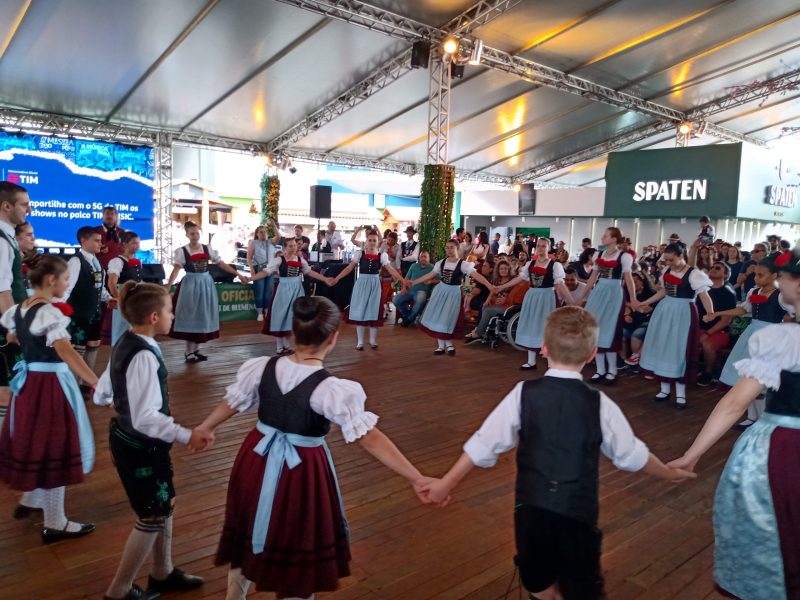 Apresenta&ccedil;&atilde;o do grupo Eintrachtvolkstanzgruppe&nbsp; – Foto: Raquel Bauer/ND