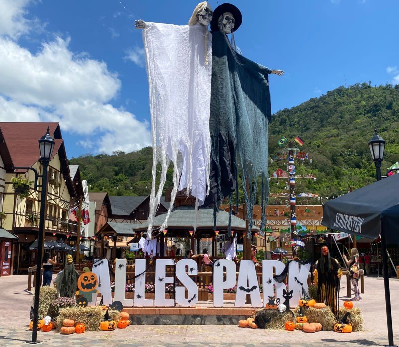 Família feliz em fantasia de halloween curtindo festa em casa gerada por ai