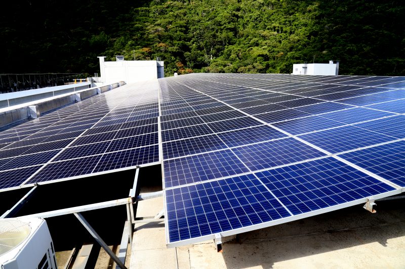 O empreendimento &eacute; atendido com energia el&eacute;trica renov&aacute;vel gerada pela sua pr&oacute;pria usina fotovoltaica – Foto: Square SC