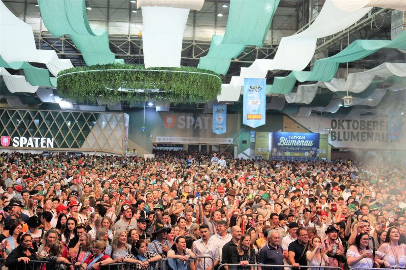 Mais de 64 mil pessoas curtiram o s&aacute;bado na Oktoberfest de Blumenau – Foto: Eraldo Schnaider/Divulga&ccedil;&atilde;o/ND
