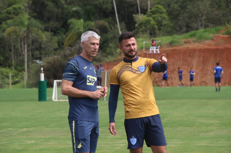 Em Cambori&uacute;, R&ouml;sch conversa com o tamb&eacute;m alem&atilde;o Adam Karaca, coordenador de base do Barra FC – Foto: Bruno Golembiewski/Barra FC/Divulga&ccedil;&atilde;o/ND
