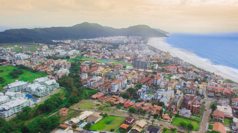 Comunidade da Lajota, na praia de Ingleses (foto), no Norte da Ilha de SC, vai ter projeto-piloto da for&ccedil;a-tarefa criada para combater ocupa&ccedil;&otilde;es irregulares de &aacute;reas de risco em Florian&oacute;polis – Foto: Leonardo de Sousa/Divulga&ccedil;&atilde;o/ND