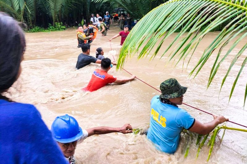 Inunda&ccedil;&otilde;es e deslizamentos castigam regi&atilde;o sul das Filipinas – Foto: HANDOUT / REGIONAL MARITIME UNIT 12 – SULTAN KUDARAT MARITIME POLICE / AFP