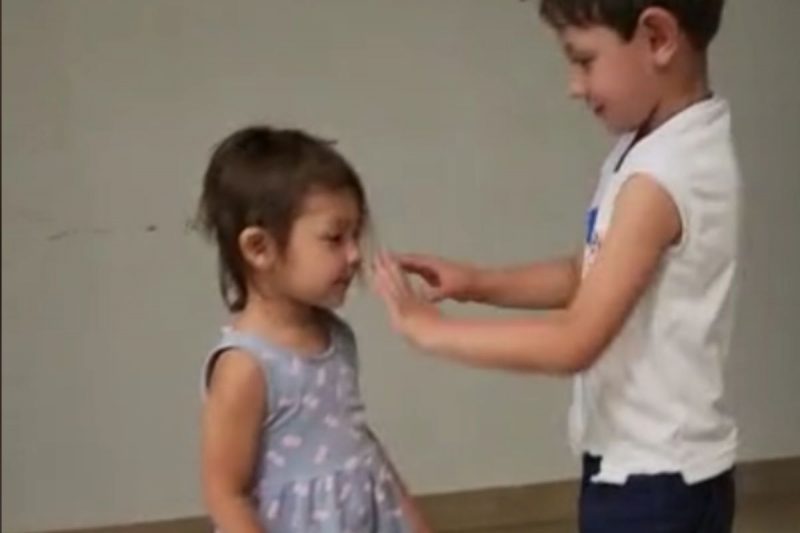 Irm&atilde;o surpreendeu a m&atilde;e com novo corte de cabelo para a irm&atilde;zinha – Foto: Internet/Reprodu&ccedil;&atilde;o