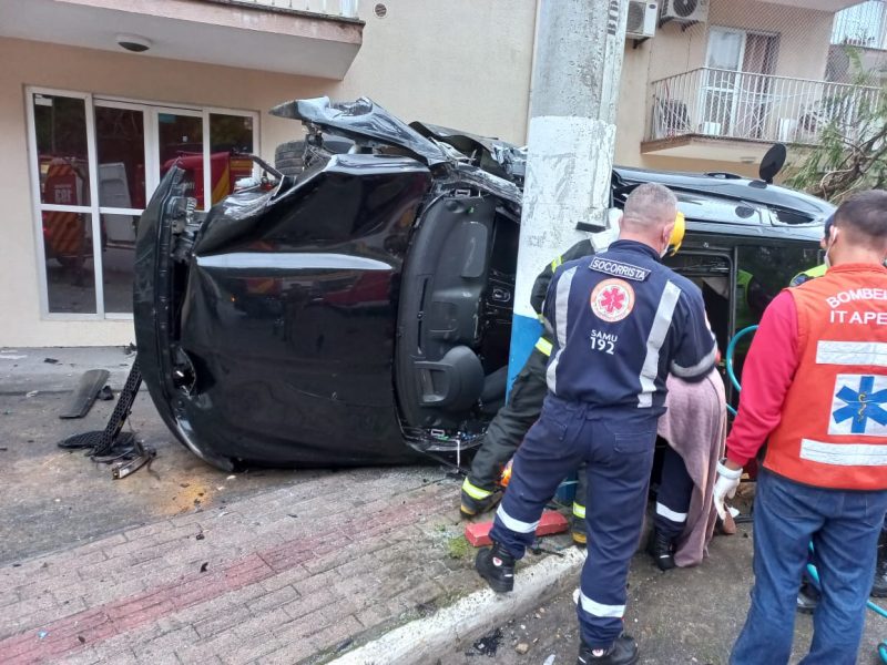 Jaguar ficou destru&iacute;do no acidente – Foto: Pol&iacute;cia Militar/Divulga&ccedil;&atilde;o/ND