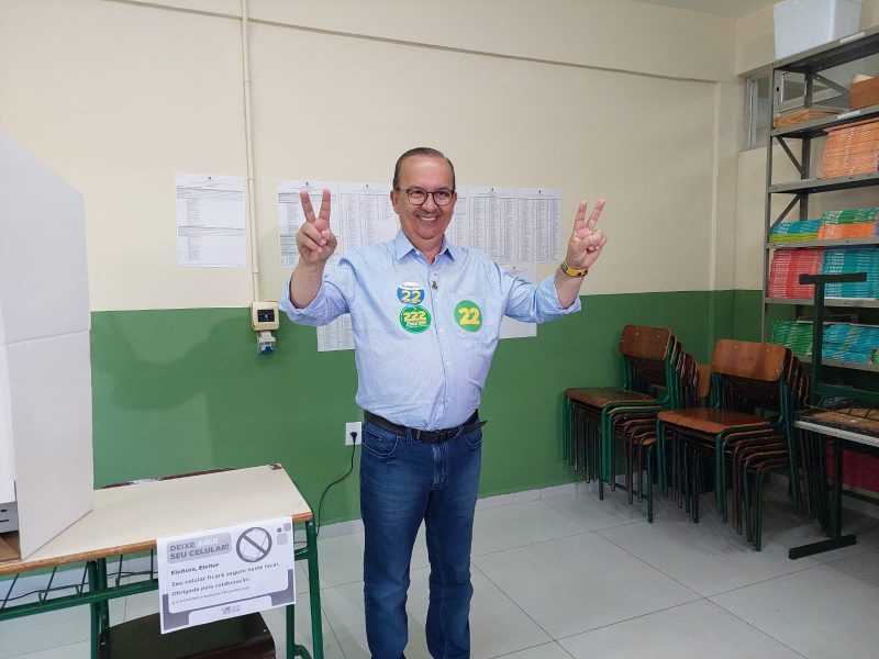 Jorginho Mello vota em Erval d&rsquo;Oeste – Foto: Caroline Figueiredo/ND