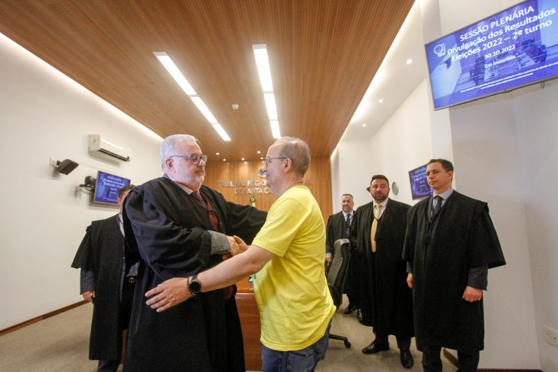 O governador eleito foi ao TRE-SC onde acompanhou a homologa&ccedil;&atilde;o de sua vit&oacute;ria – Foto: Leo Munhoz/ND