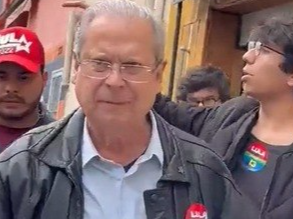 O ex-ministro foi confrontado por mulher que filma a cena, enquanto uma apoiadora de Dirceu tenta impedir a grava&ccedil;&atilde;o – Foto: Redes Sociais/Reprodu&ccedil;&atilde;o/ND