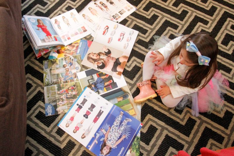 Juju M&uuml;ller e alguns dos seus trabalhos como modelo em revistas – Foto: Leo Munhoz/ND