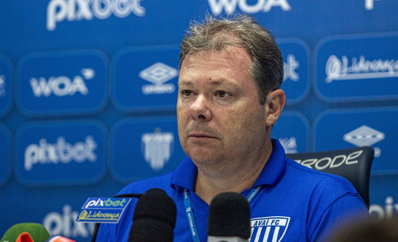 Júlio Heerdt, presidente do Avaí, durante coletiva de imprensa