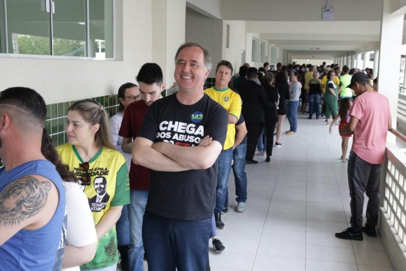 Candidato ficou uma hora na fila para conseguir votar. –&nbsp; Foto: Carlos Jr/ND