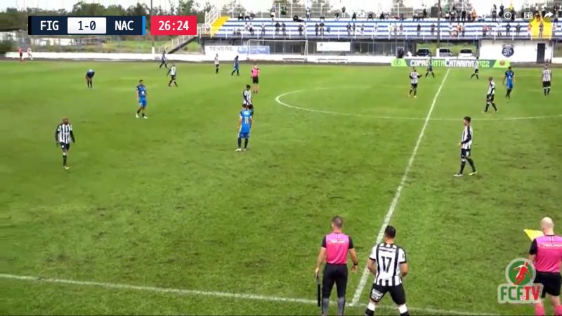 Jean Silva deixa o campo ainda no primeiro tempo para a entrada de Nandinho no jogo do Figueirense