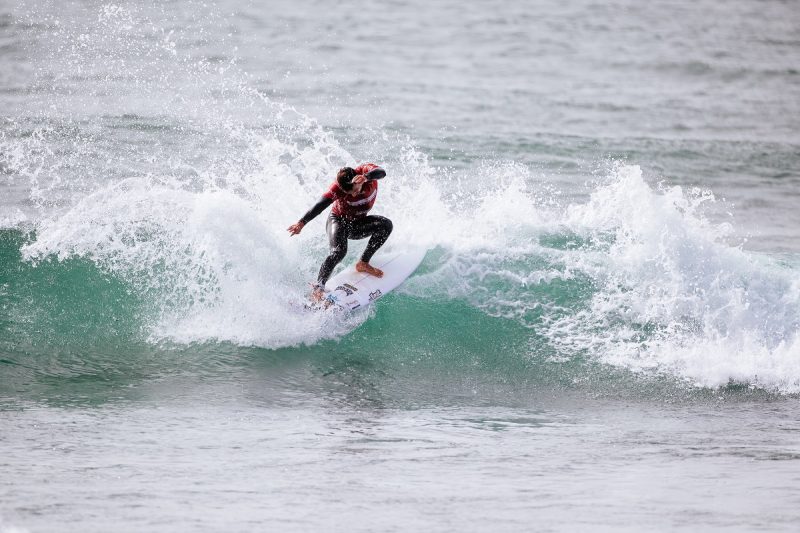 Lucas Silveira vai disputar as &uacute;ltimas vagas para as oitavas de final em Ericeira&nbsp;&nbsp;– Foto: Damien Poullenot/World Surf League/ND