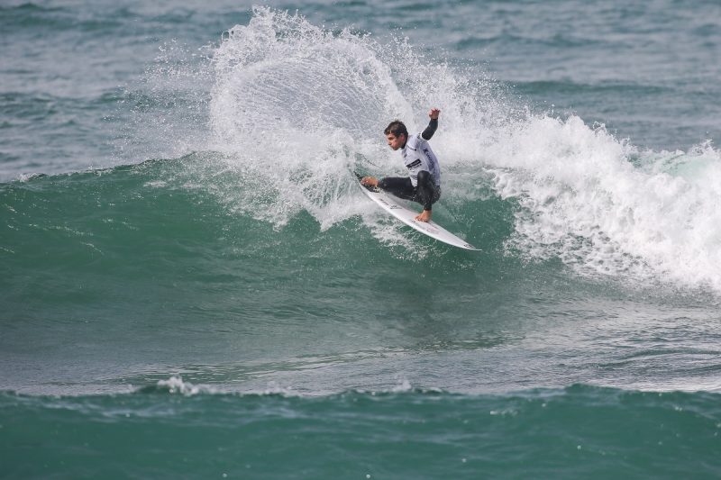 Lucca Mesinas tenta recuperar a vaga no CT perdida no corte da elite&nbsp;– Foto: Laurent Masurel /World Surf League/ND