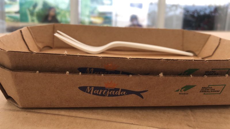 Os talheres s&atilde;o feitos com o baga&ccedil;o da cana – Foto: Prefeitura de Itaja&iacute;/Divulga&ccedil;&atilde;o/ND