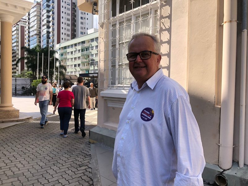 Afr&acirc;nio Boppr&eacute; (PSOL) chegou para votar no Col&eacute;gio Catarinense, em Florian&oacute;polis neste domingo – Foto: Maria Eduarda Bahl/ ND