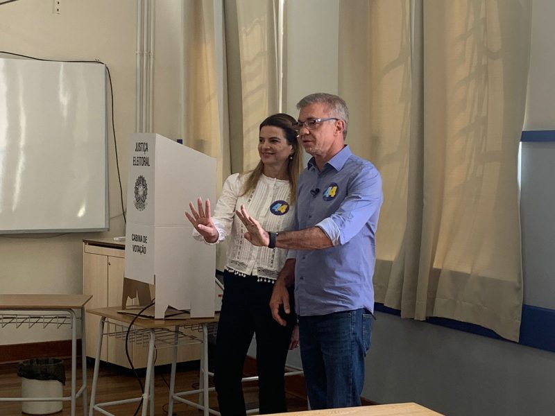 Gean Loureiro votou acompanhado de sua mulher Cintia neste domingo (2) – Foto: Maria Eduarda Bahl/ND