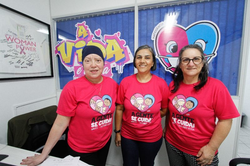 As amigas e volunt&aacute;rias da Amucc, Maria Machado, Simone Santos e Cleusa da Costa – Foto: Leo Munhoz/ND