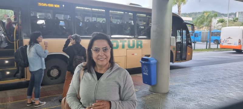 Maria Aparecida Rodrigues, de 48 anos, mora no Bela Vista e foi a p&eacute; boa parte do seu trecho at&eacute; o trabalho – Foto: Ana Schoeller/ND