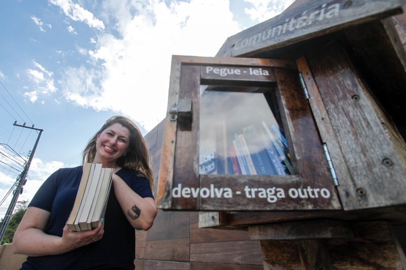 Os moradores do Ribeir&atilde;o da Ilha aprovaram a casinha e inclusive ajudam Marina a manter o acervo sempre cheio – Foto: Leo Munhoz/ND