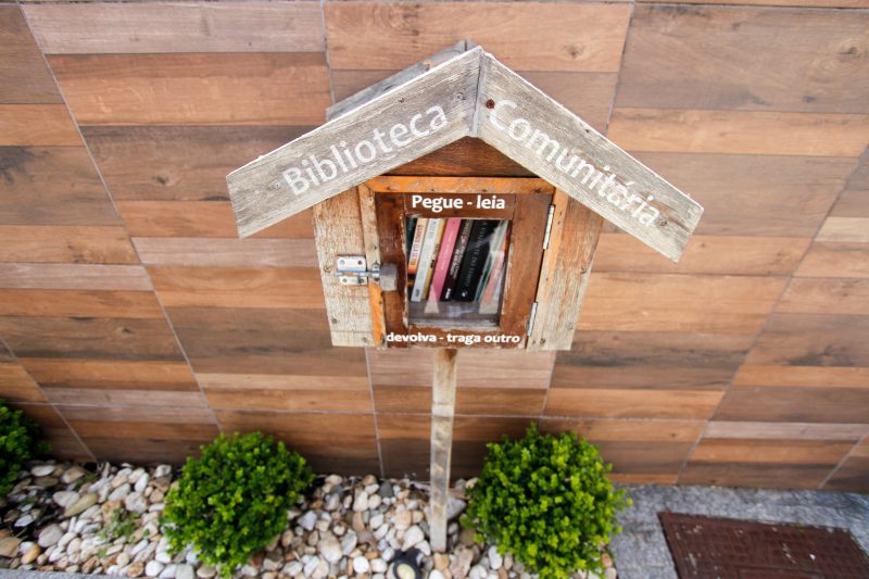 N&atilde;o h&aacute; burocracias para retirar um livro: basta escolher o t&iacute;tulo e levar, sem prazo para devolu&ccedil;&atilde;o – FOTO: Leo Munhoz/ND&nbsp;