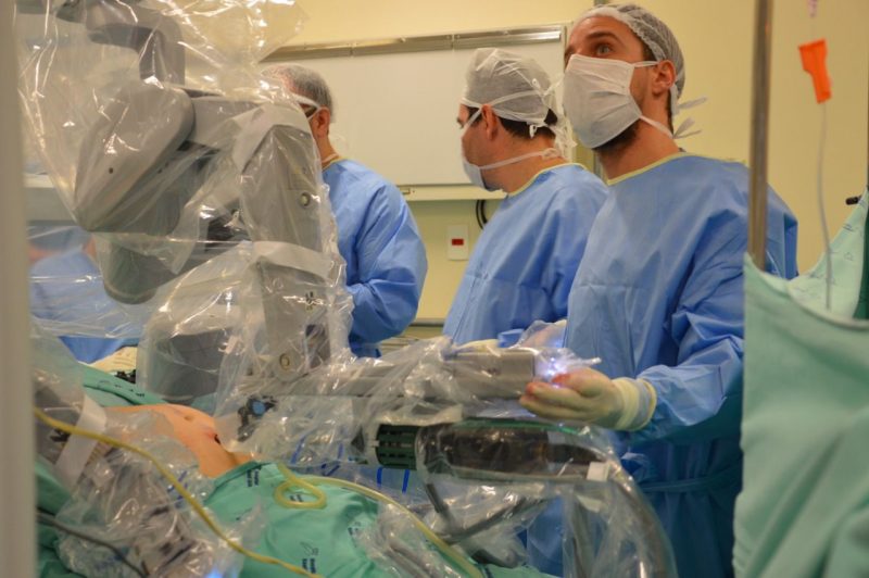 M&eacute;dicos do Hospital Santa Isabel de Blumenau participam de evento de rob&oacute;tica ao vivo – Foto: Divulga&ccedil;&atilde;o/ Gabriel Silva/Comunica&ccedil;&atilde;o HSI/ND