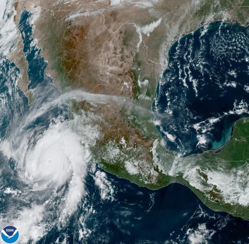 magem de sat&eacute;lite mostra o furac&atilde;o Rosley sobre o Oceano Pac&iacute;fico se aproximando da costa do M&eacute;xico neste s&aacute;bado (22) – Foto: NOAA/GOES via AFP